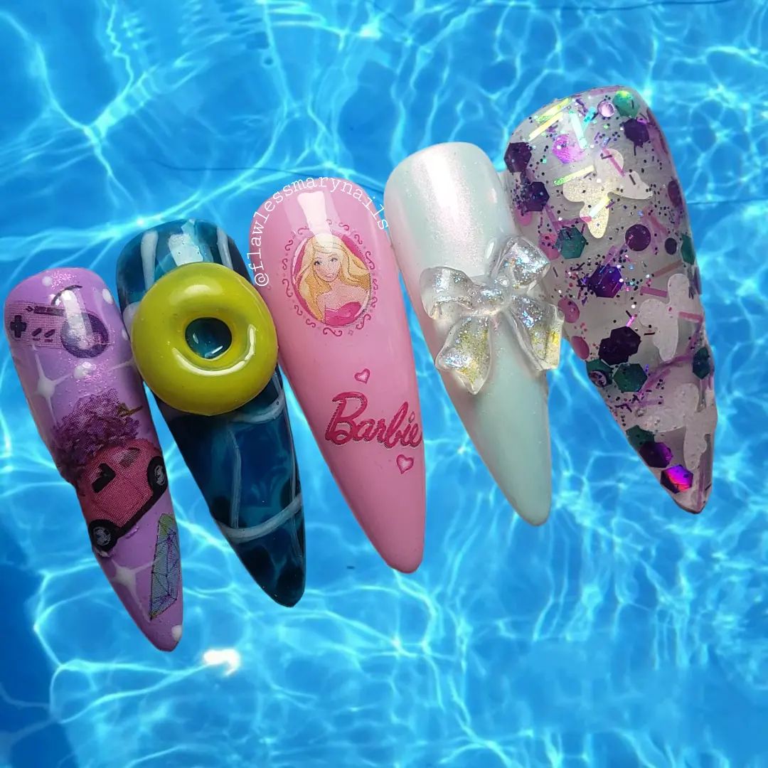 Set de uñas press-on con temática de muñecas